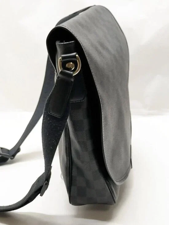 Authentic Louis Vuitton Daniel MM Damier Graphite Crossbody Bag - Picture 6 of 16